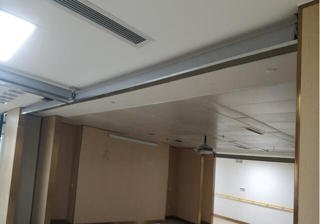 商场玻璃挡烟垂壁的维护方法